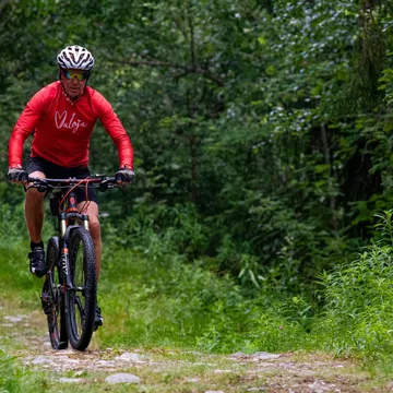 Man syklar på cykelleden skyddsvallen