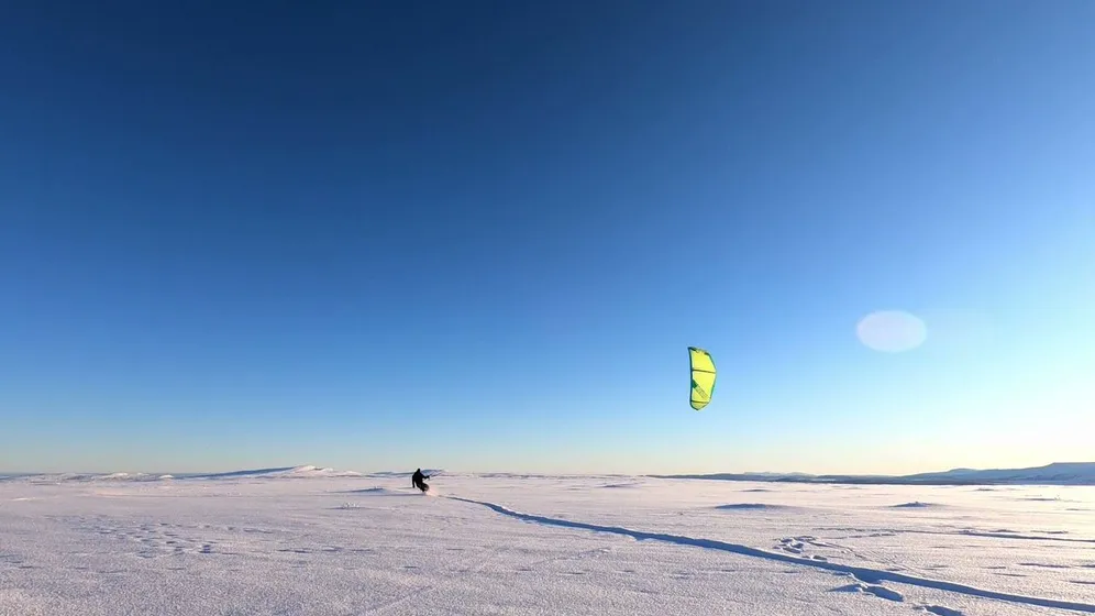 Person med snowkite på fjället.