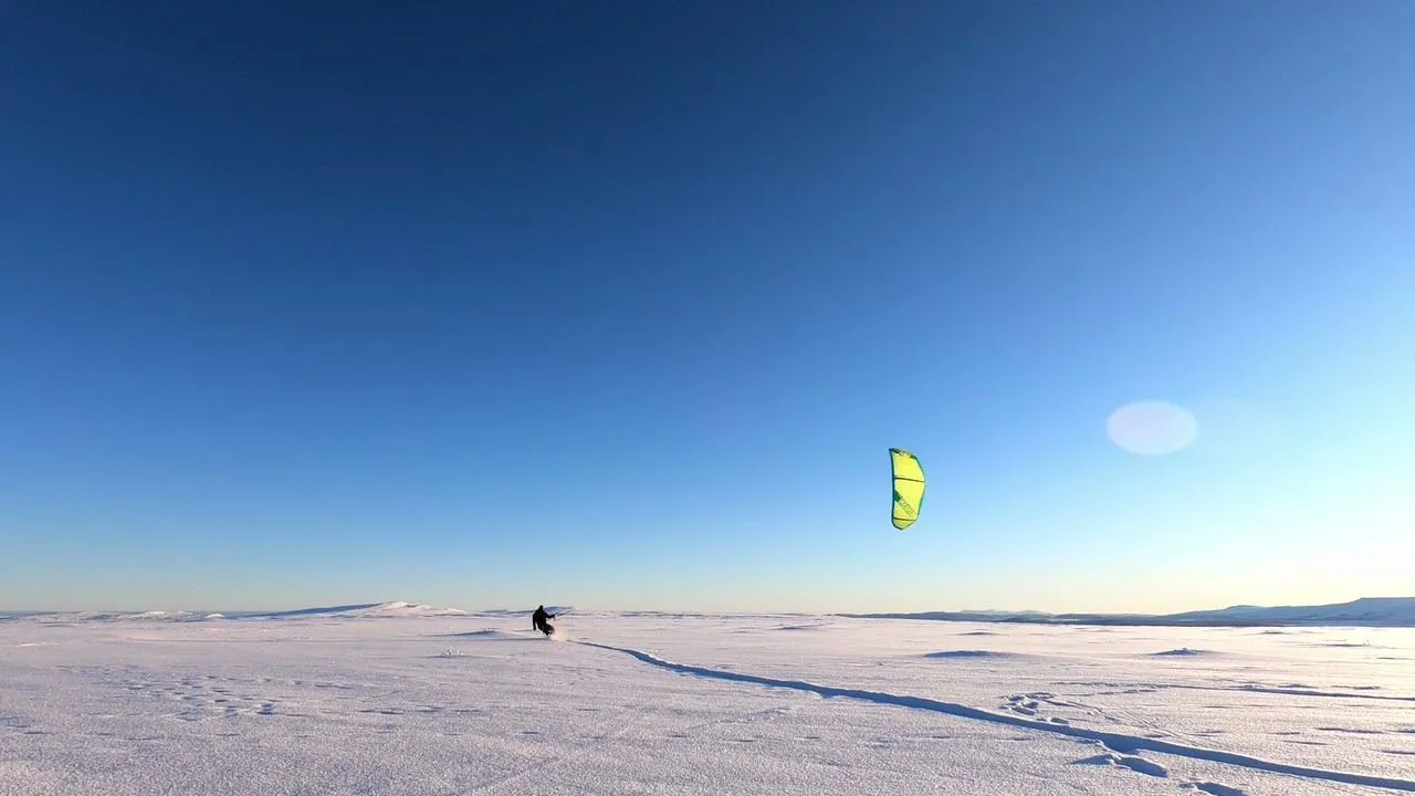 Person med snowkite på fjället.