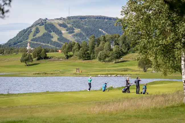 En kvinna gör en swing med sin golfklubba