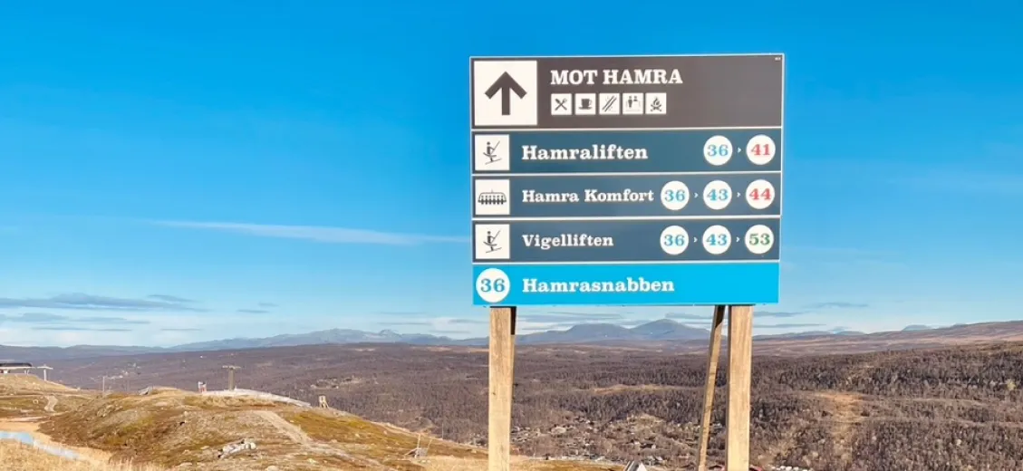 Ny skylt för skidbacke på fjäll Tänndalen