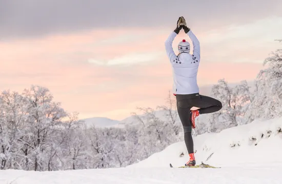 Kvinna gör yoga i fjällen
