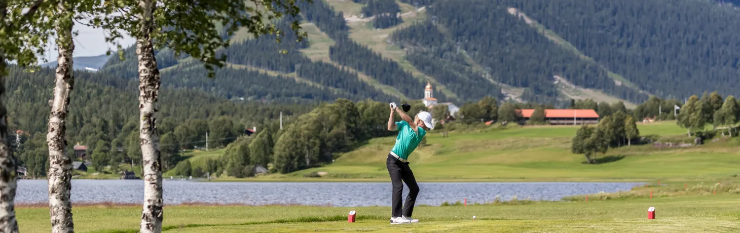 Kvinna spelar golf på Ljusnedals golfklubb