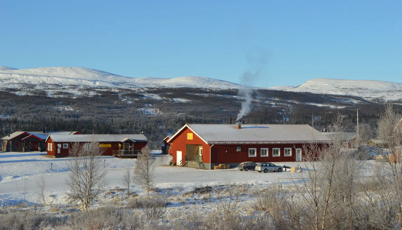 Bruksvallarnas rörkeri, vintertid, med fjäll i bakgrunden.