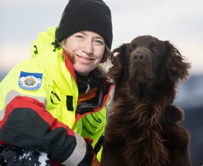 Bild på en lavinhund och dess förare