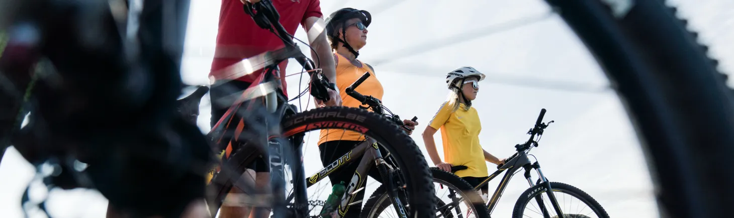 Personer står med mtb-cyklar