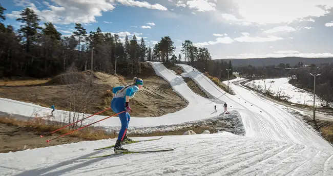 Tjej åker längdskidor på hösten i Bruksvallarna