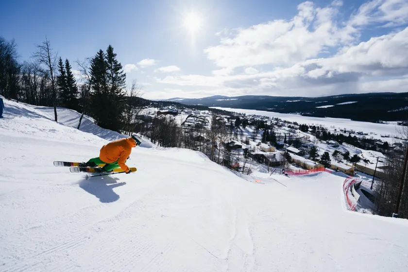 Person åker skidor nedför Funäsdalsberget