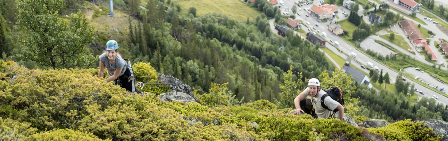 Man och barn klättrar upp för Funäsberget