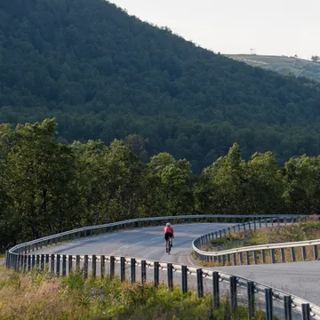 Landsvägscykling mot Ramundberget med fjällvyer