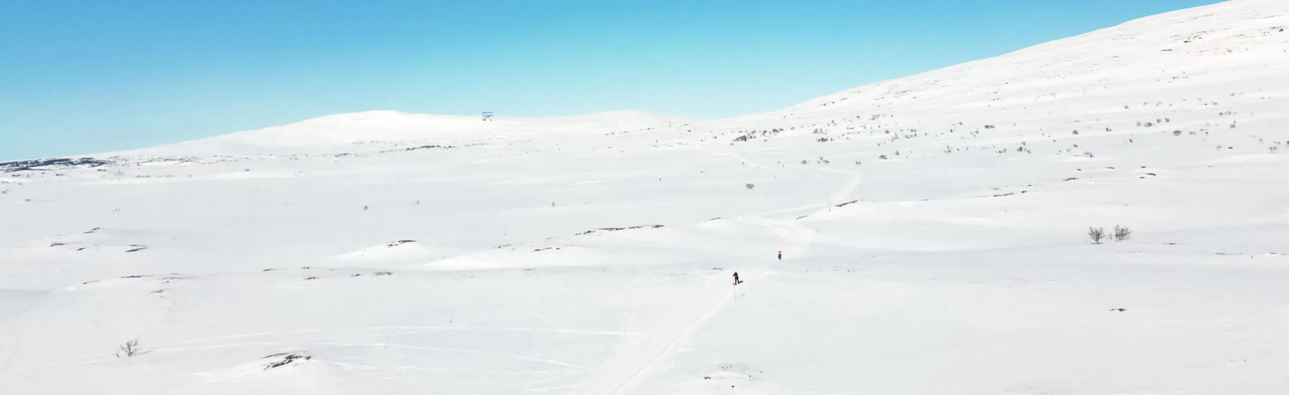 Person åker längdskidor mellan Fjällnäs och Funäsdalen