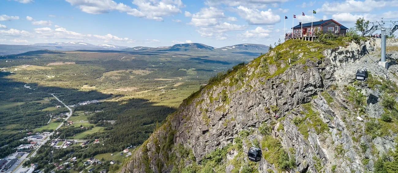 Funäsdalsberget och toppstugan med Skarvarna i bakgrunden