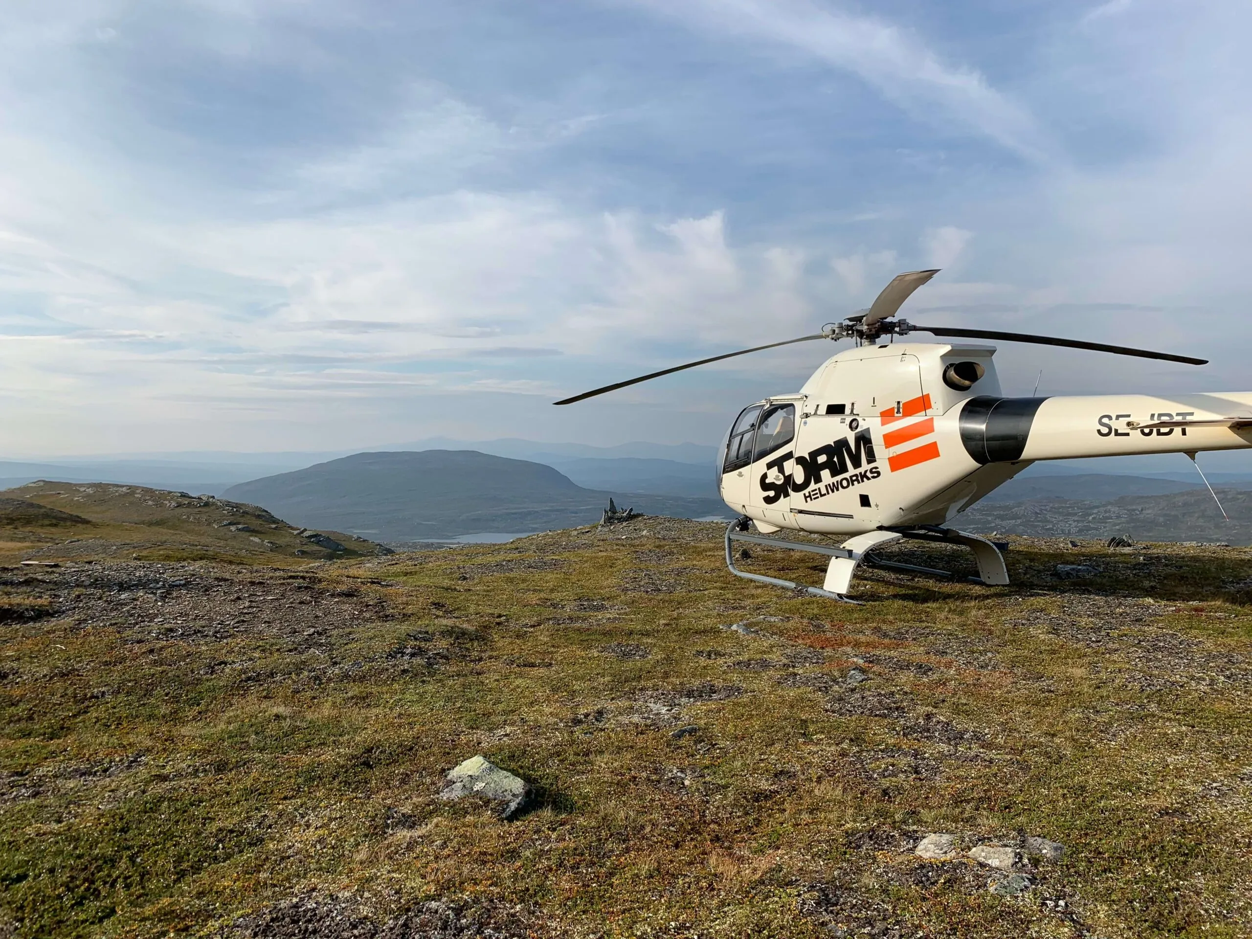 Helikopter som har landat i fjällmiljö.