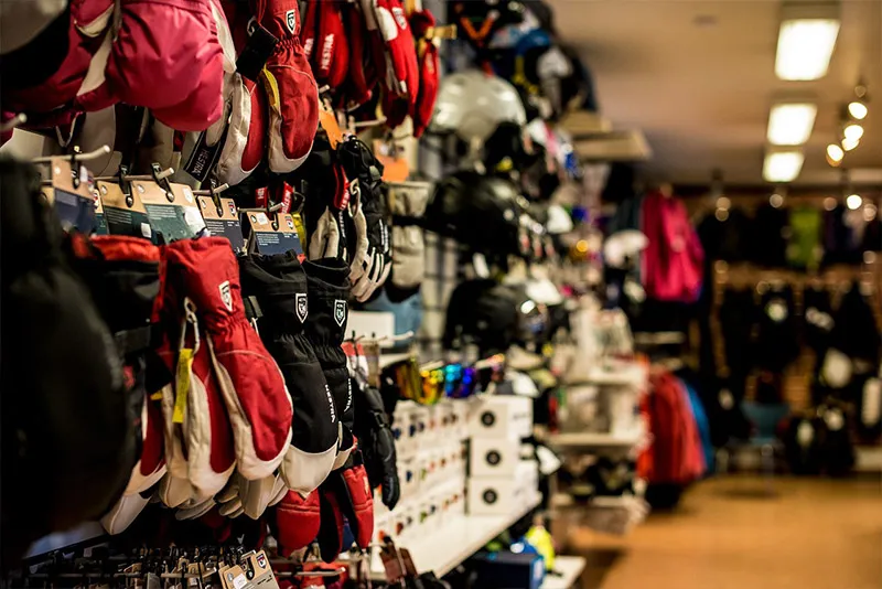 Butiksinredning med handskar och hjälmar i bakgrunden.