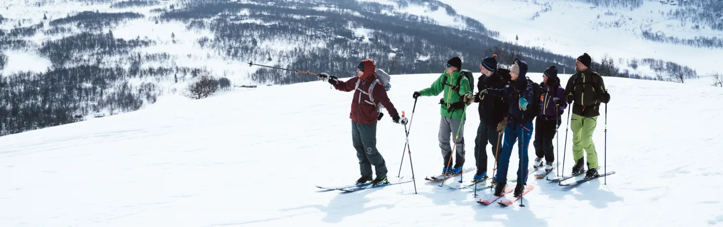 Människor går på topptur med guide