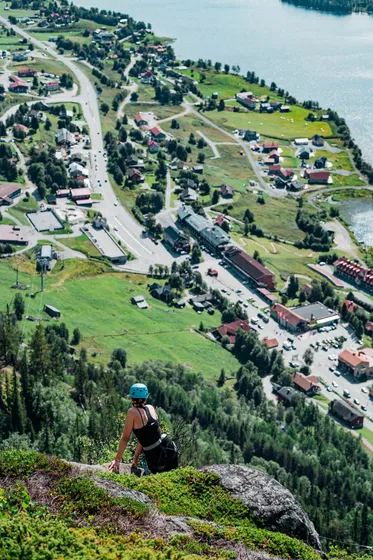 Kvinna klättrar vi ferrata