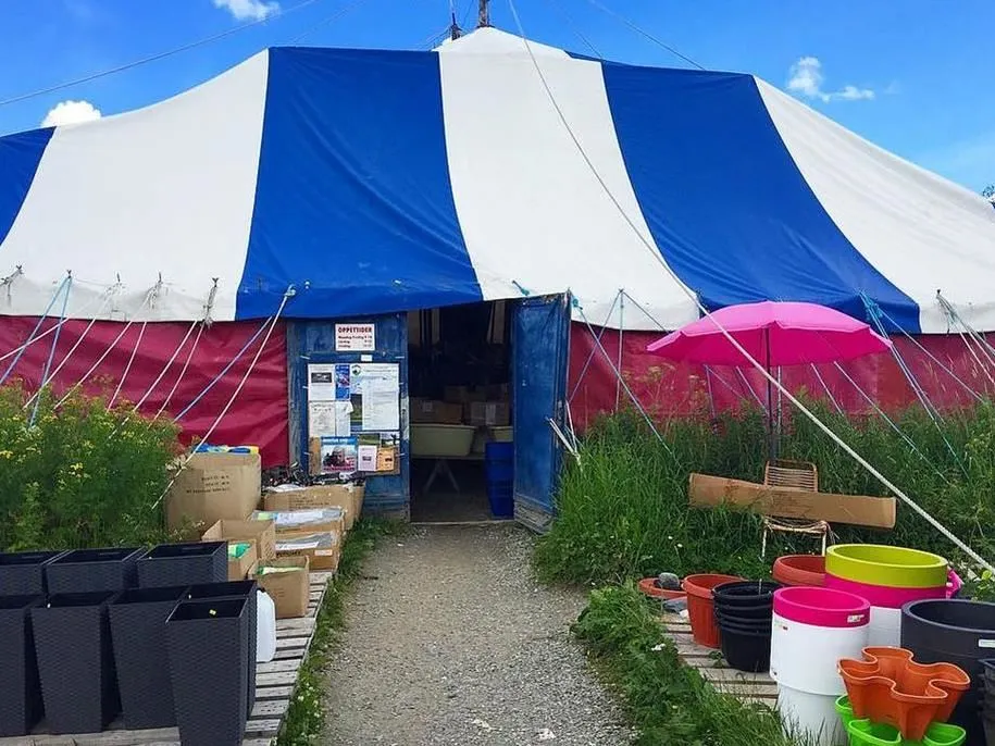 Ingången till Tältvaruhuset, blå-vitt tält.