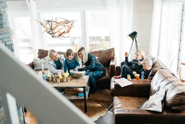 Familj påskpysslar i en fjällstuga