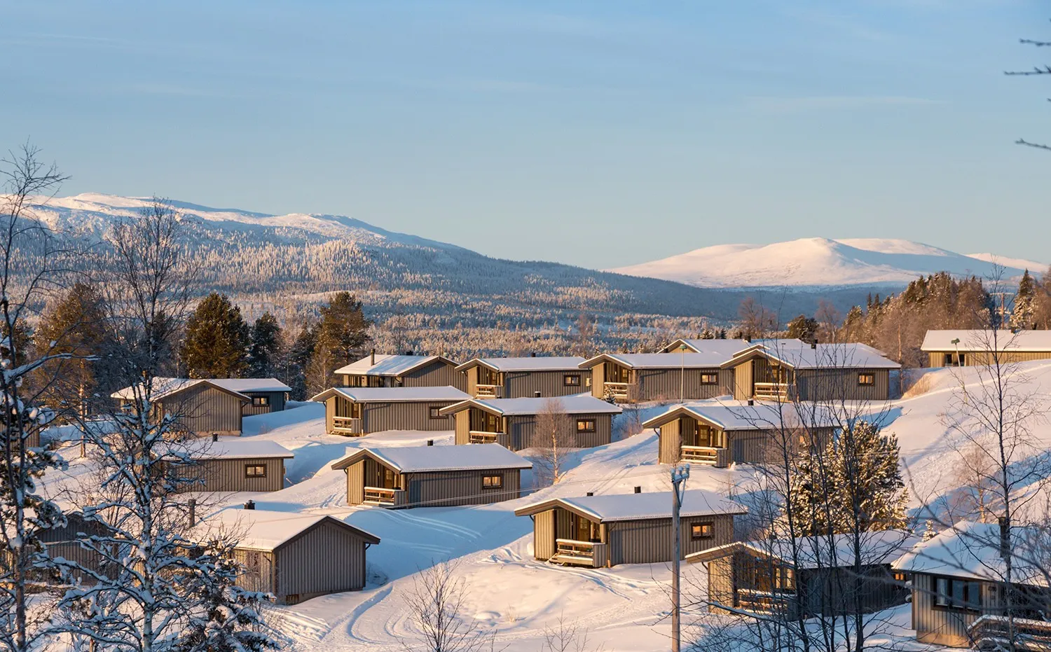 Snöiga Stugor i Fjällbyn