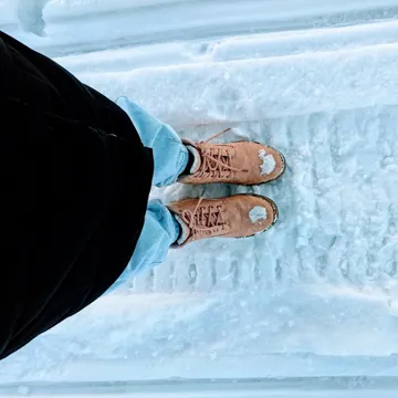 Kvinna vandrar på snö
