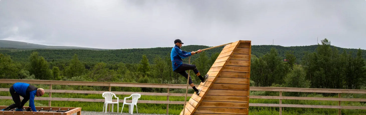 Man tränar på utomhusgym