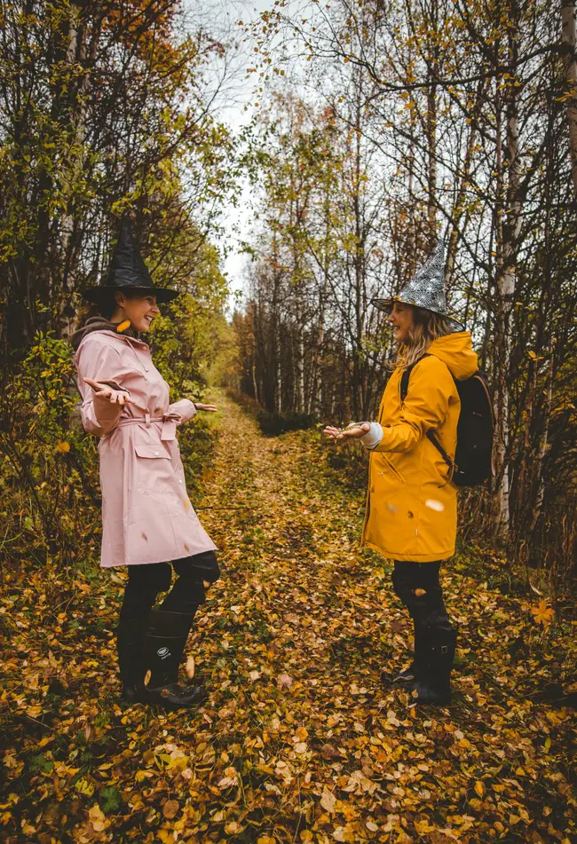 Två tjejer leker på höstlovet i fjällmiljö