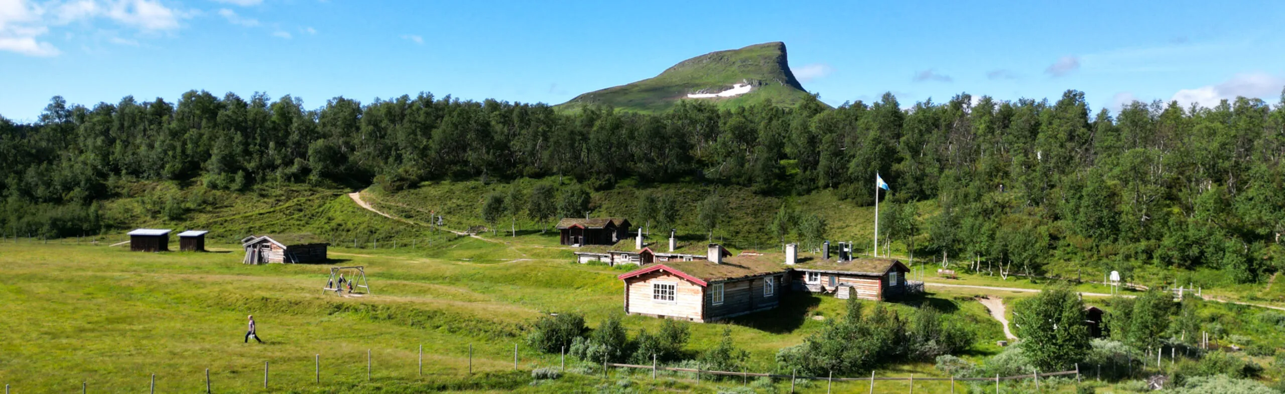 Djupdallsvallens våffelstuga med Mittåkläppen i bakgrunden