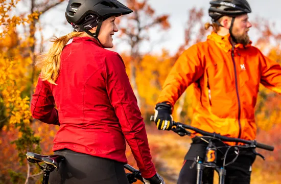 Två personer cyklar mtb i höstfärger