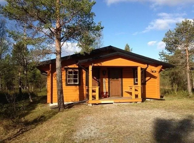Stuga bland träd.