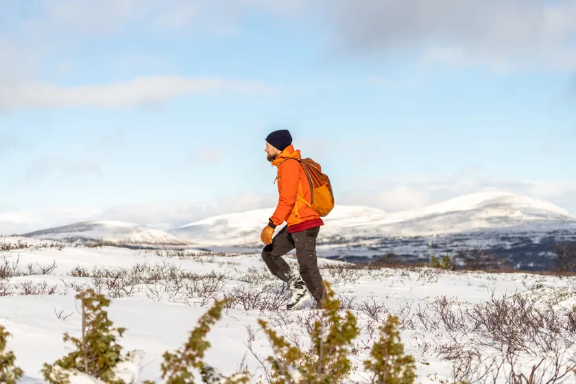 Person vandrar på vintern i fjällen