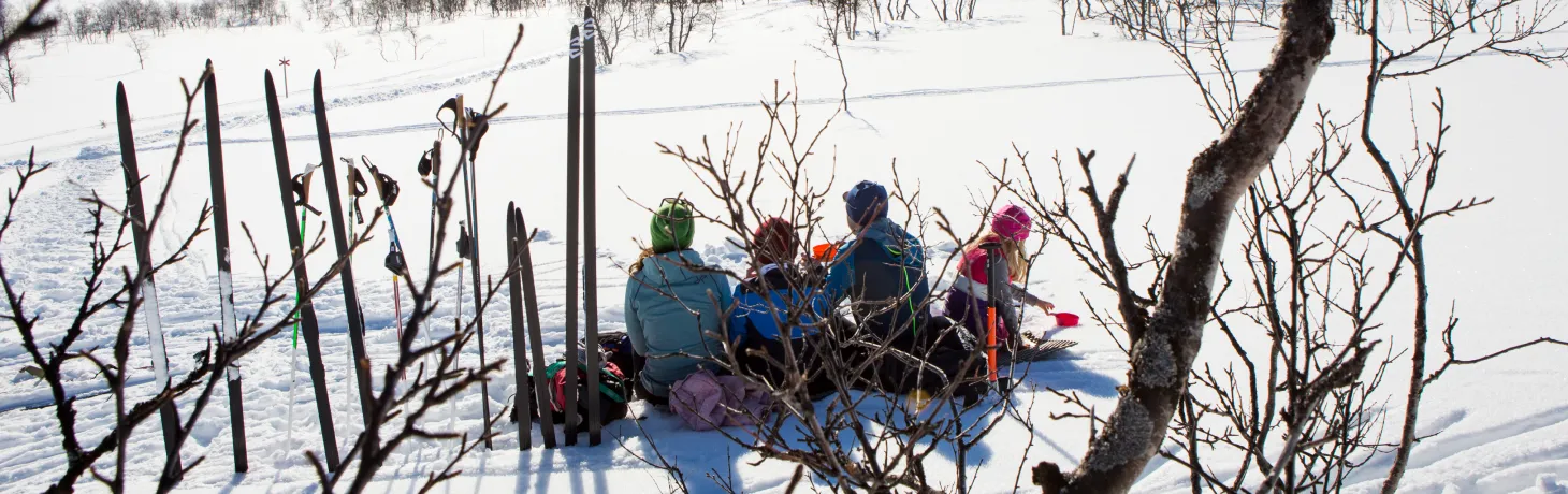 Personer hänger i en solgrop på fjället
