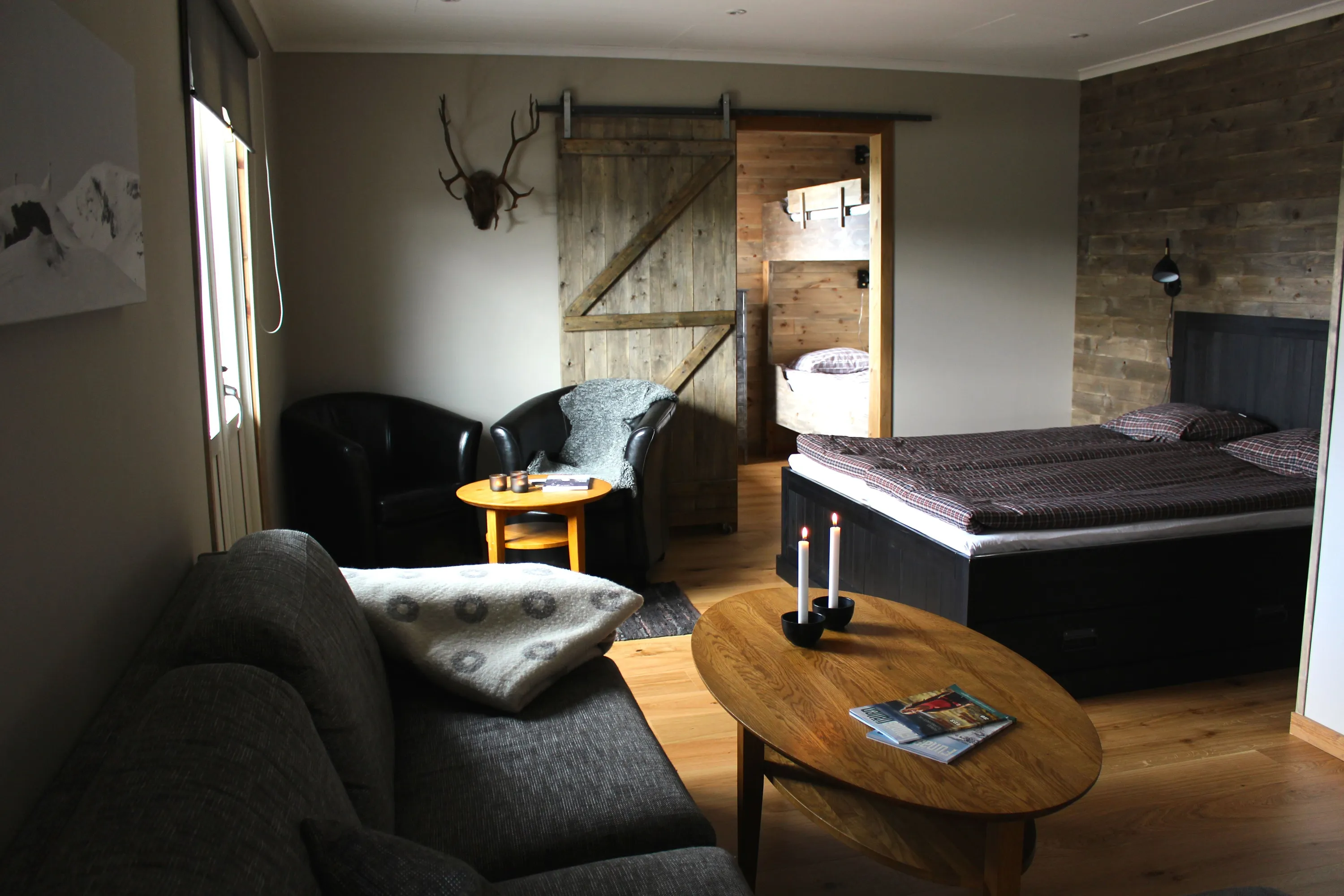 Hotellrum på Skoogs Logi, med sängar och sittgrupp
