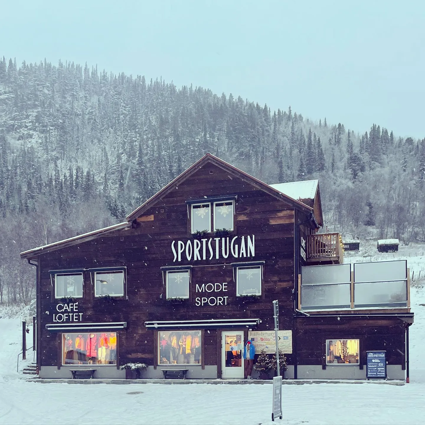 Sportstugan på vintern, snö