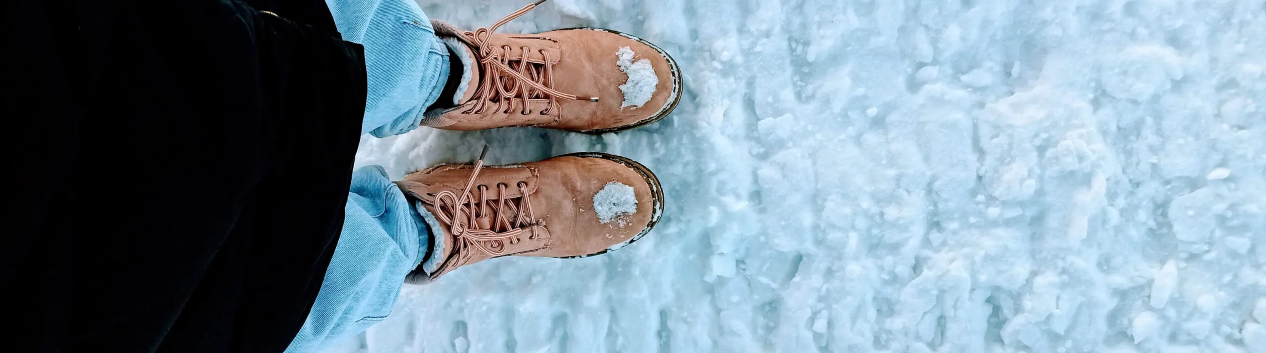 Kvinna vandrar på snö