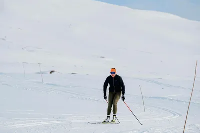 Kvinna åker längdskidor på fjället
