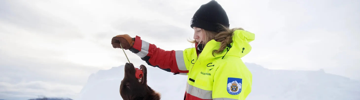 Kvinna leker med sin lavinhund