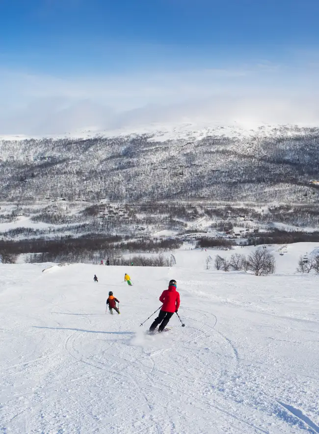 Två personer åker utförsåkning i Tänndalen