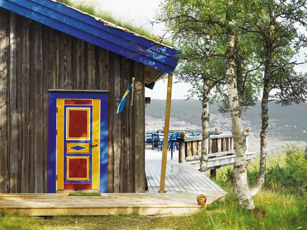 Fjällbäcken Lodge uteservering med utsikt.