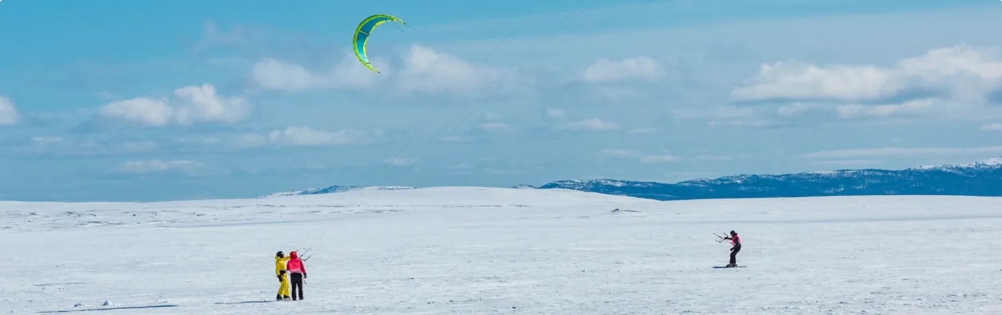 Person åker snowkite i Funäsfjällen