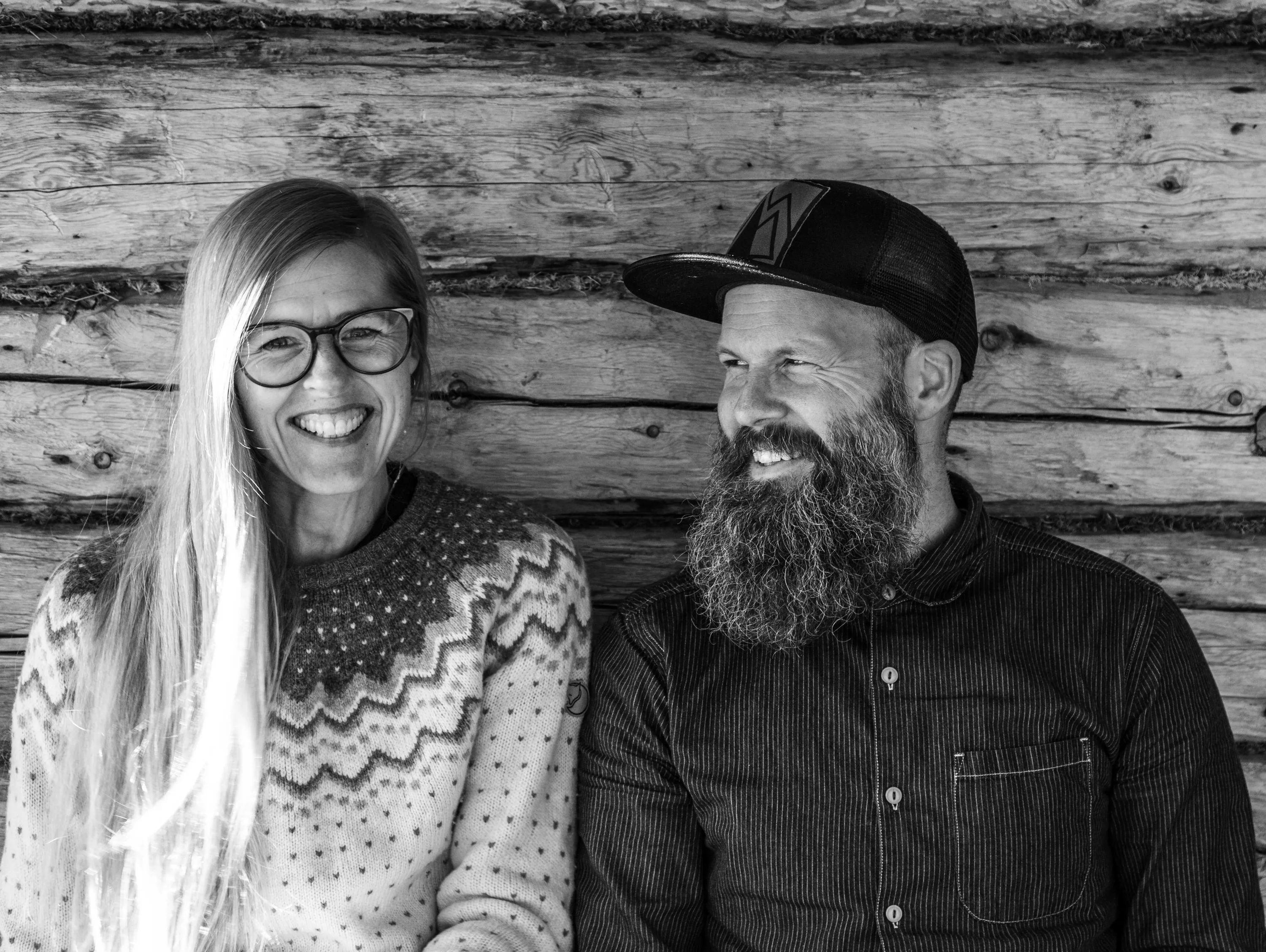 Svartvitt porträtt av Anna och Mattias