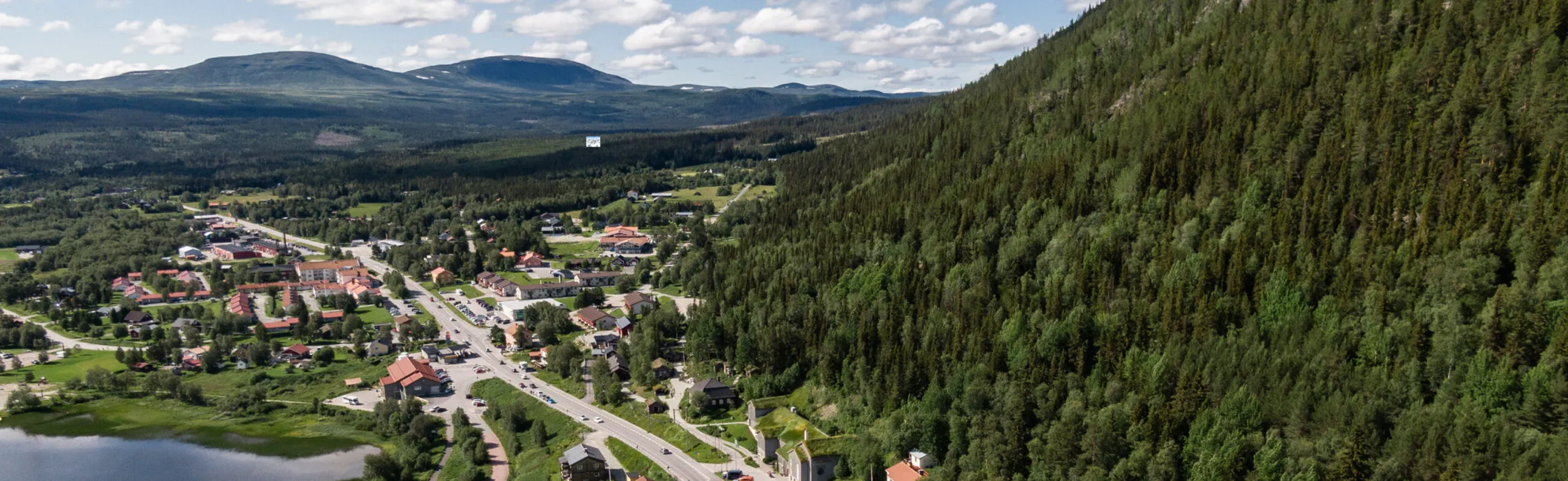 Funäsdalen under sommaren med Skarvarna i bakgrunden